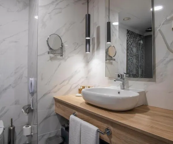 Maia Luxury & 4*