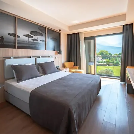 Maia Luxury & Hotel 4*